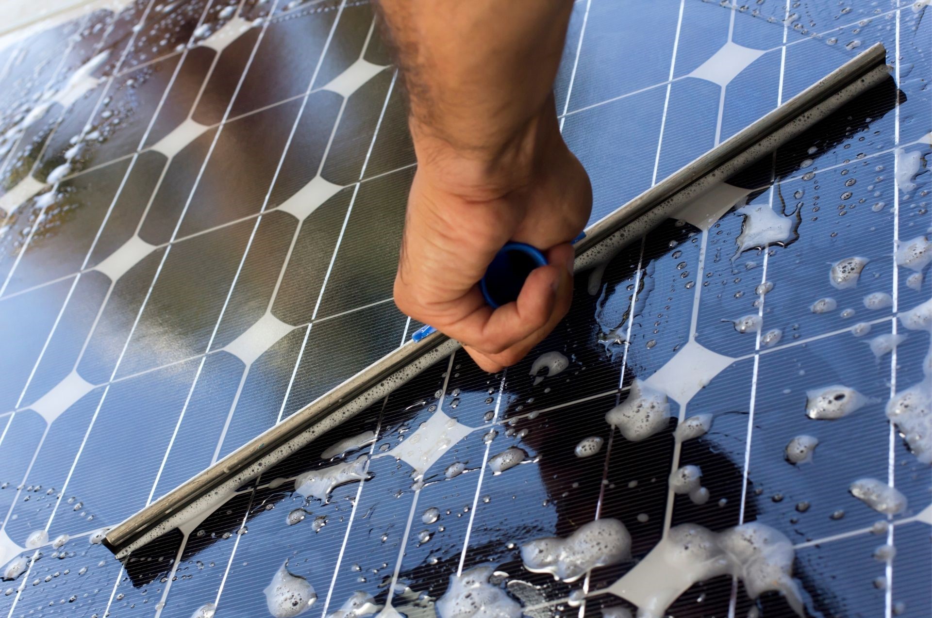 Curățarea panourilor fotovoltaice în 6 pași simpli