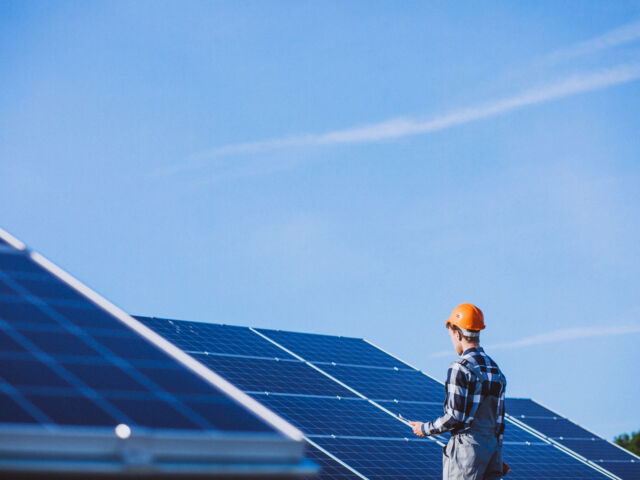 Restart-Energy-implementează-un-sistem-de-panouri-fotovoltaice-în-valoare-de-195000-de-euro-pentru-Metalul-Mesa