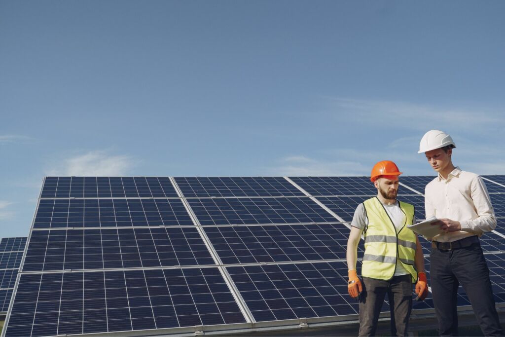 Printre beneficiile energiei solare se numără costurile reduse cu mentenanța panourilor fotovoltaice, care pot fi instalate oriunde și foarte ușor de către o echipă de profesioniști