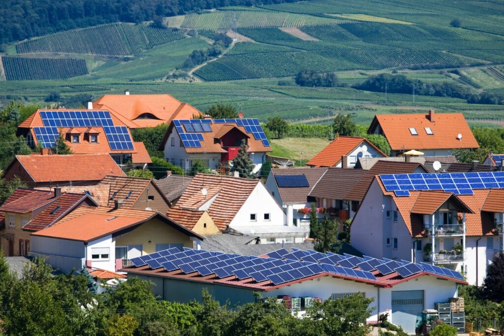 Până să ne bucurăm cu toții de panouri solare inovatoare, putem investi în fotovoltaice de calitate pentru locuința proprie sau pentru orice tip de afacere
