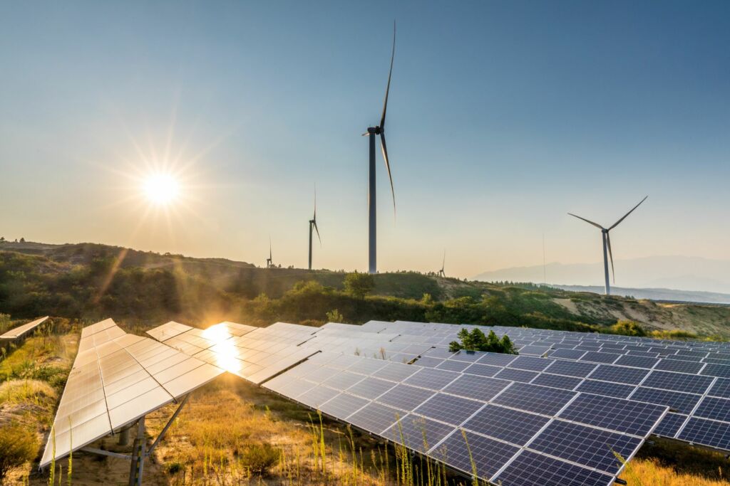 Energia solară și cea eoliană reprezintă soluții hibrid de energie regenerabilă, care oferă numeroase avantaje beneficiarilor