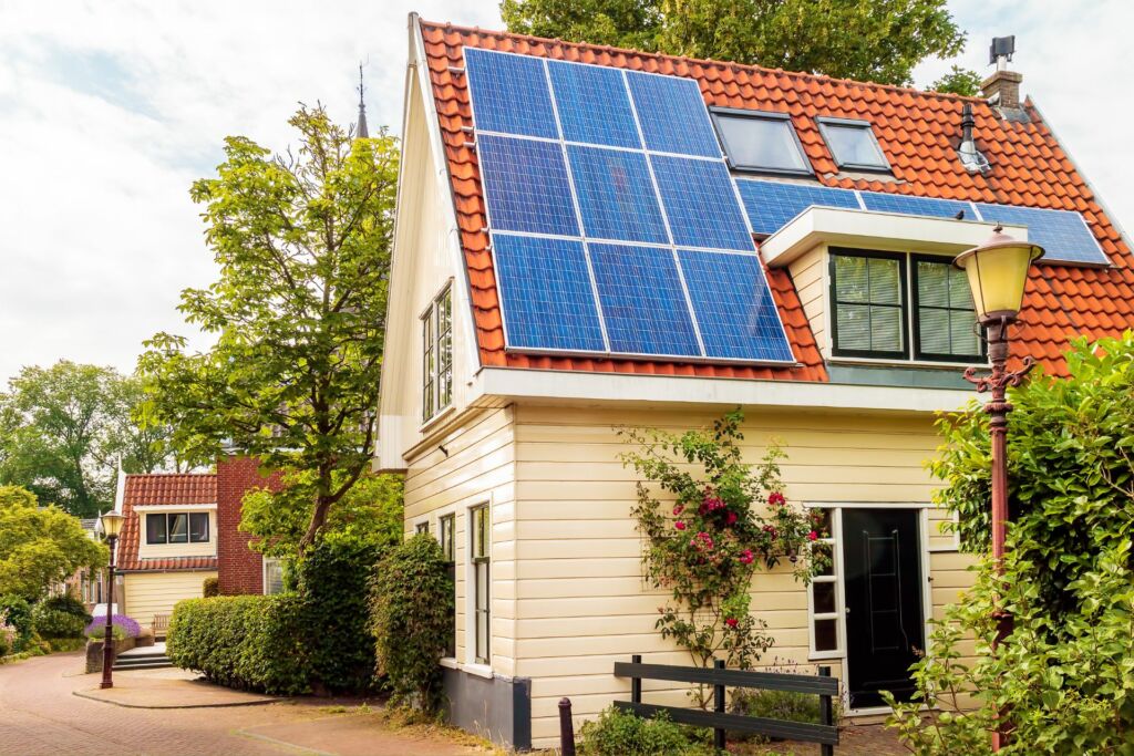 Între energia solară și facturile pe care le plătim lunar este o strânsă legătură și poți economisi bani mulți dacă instalezi panouri fotovoltaice