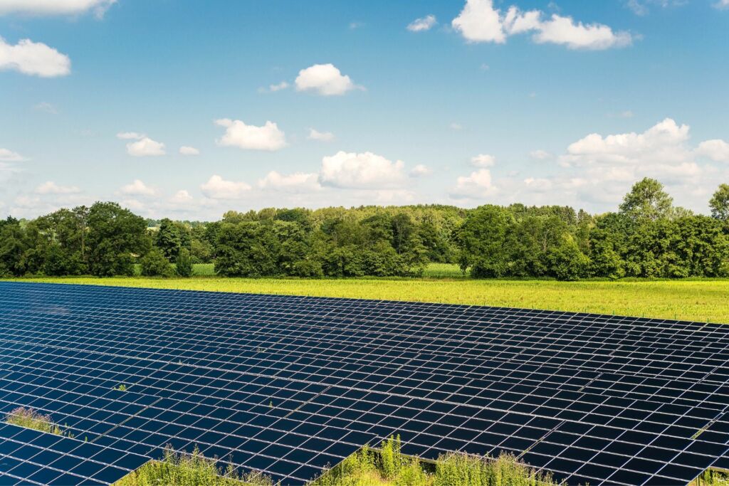 Folosind la scară largă sisteme fotovoltaice, se reduc drastic costurile de energie pe termen lung și se creează noi oportunități de afaceri 